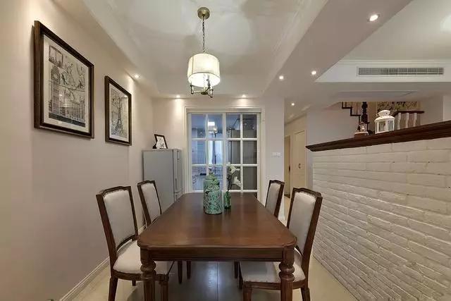 客廳的半堵電視墻和臥室的榻榻米飄窗, 讓我家很受喜歡