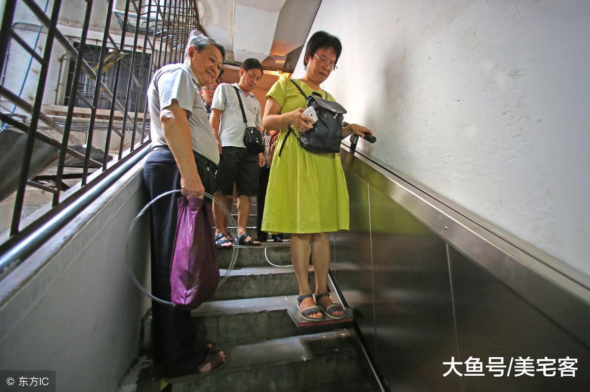 老楼加装电梯太难了! 不如这一利民神器, 隐形还方便, 站着直接到家