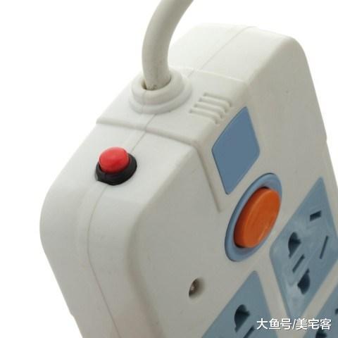 插排上的红色按键, 没事别瞎按! 听专家一解释, 才知用处这么大!