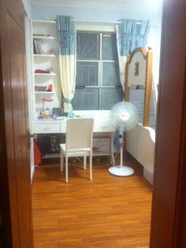 72平两居室新房, 都说电视墙用瓷砖好打扫, 简单实用