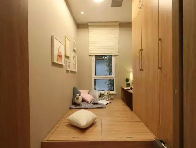 50㎡被擠成兩室一廳, 女兒房間只有4㎡, 這樣的蝸居還挺幸福!