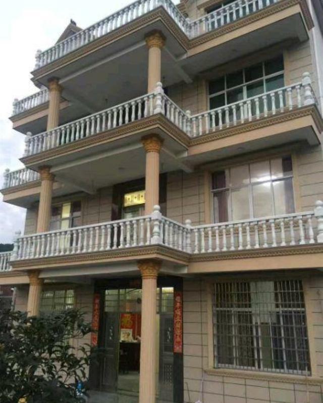 我在老家花了70万盖了400㎡房子, 同事在城里花70万只买了80㎡