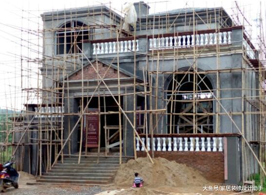 游子回农村老家狂砸50万建别墅, 九阶入户台阶成笑柄, 羞的不敢回家