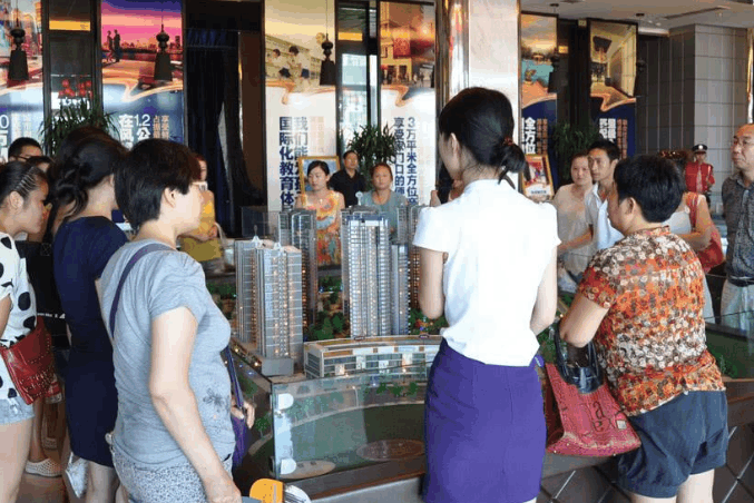 房价从6万跌到4。2万每平, 中介愁了: 卖不动, 买房的人太少