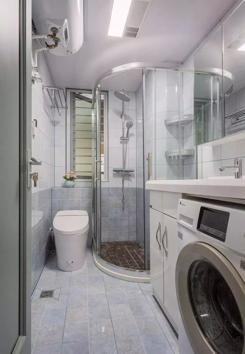家里的洗衣机放在哪里? 小户型可以试着把它放进卫生间