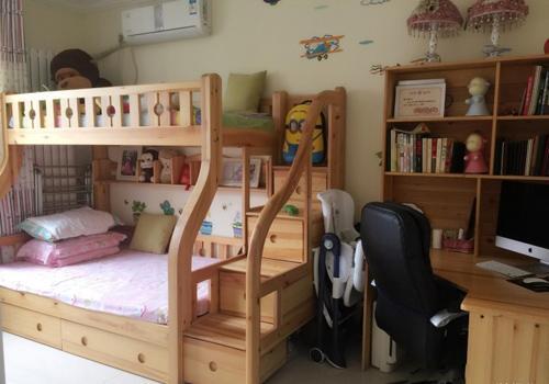 5年过去了房子还很新, 客厅的户型很方正, 简单做了一个吊顶