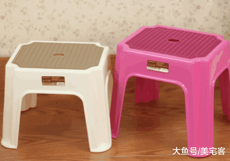 为什么塑料椅中间都有个洞? 听专家一解释, 才知用处这么大!