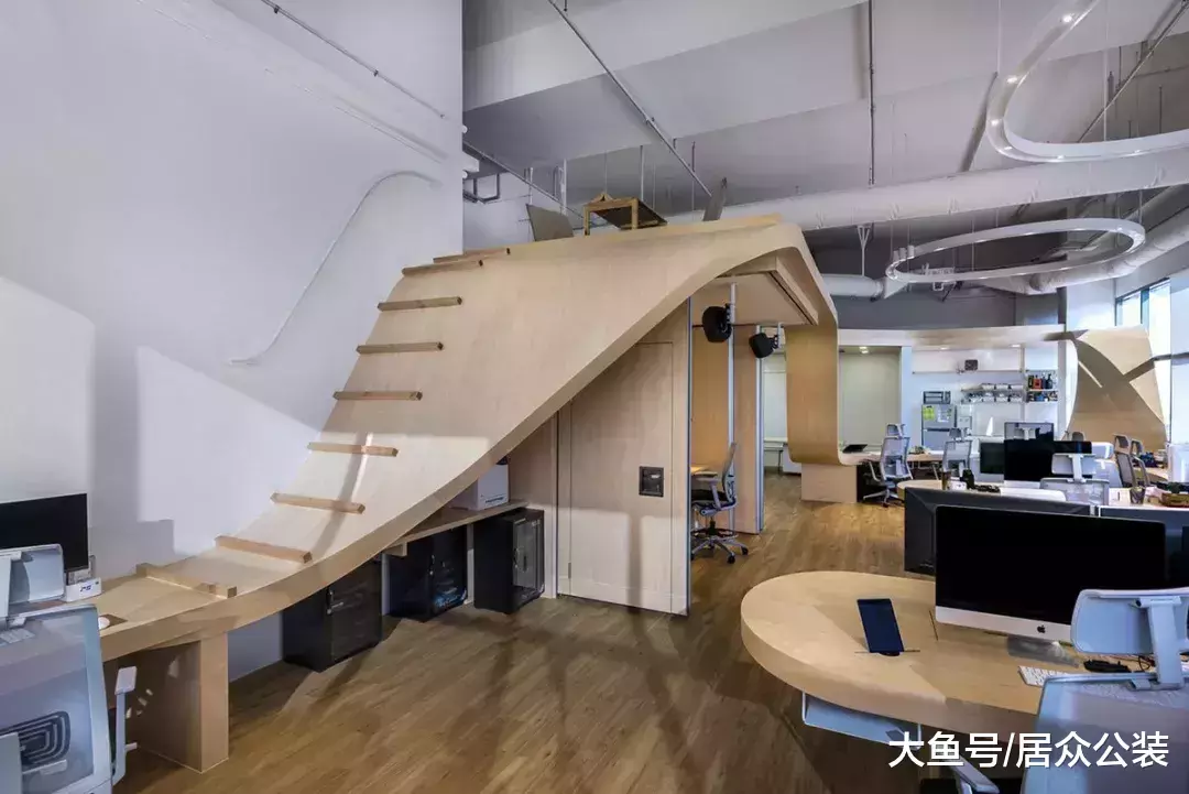 设计赏析 | 巨型桌串联出舒适的办公空间