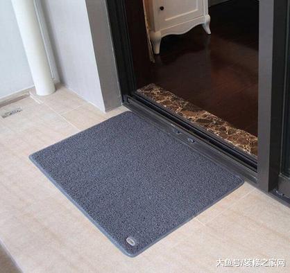 入户门垫放门内还是门外? 做保姆的婆婆都这样做, 你家呢?