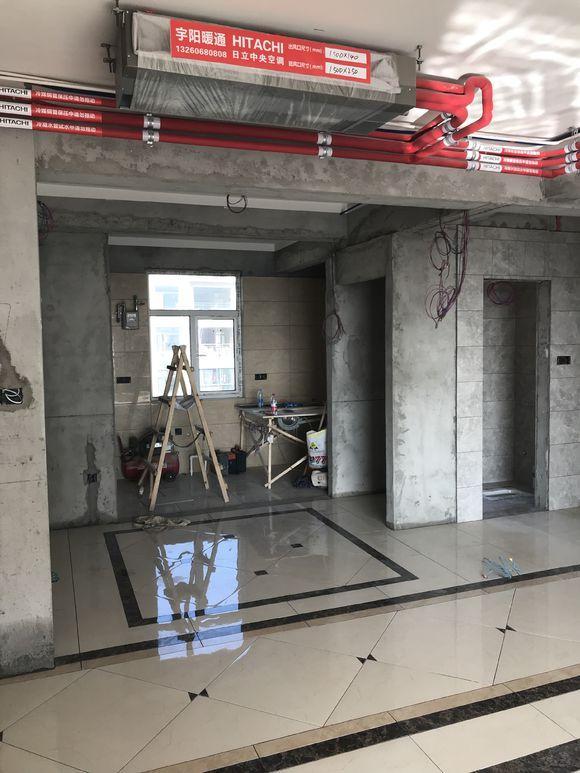 新房装修1个月, 瓷砖贴完了, 中央空调花了快4万, 地板很大气