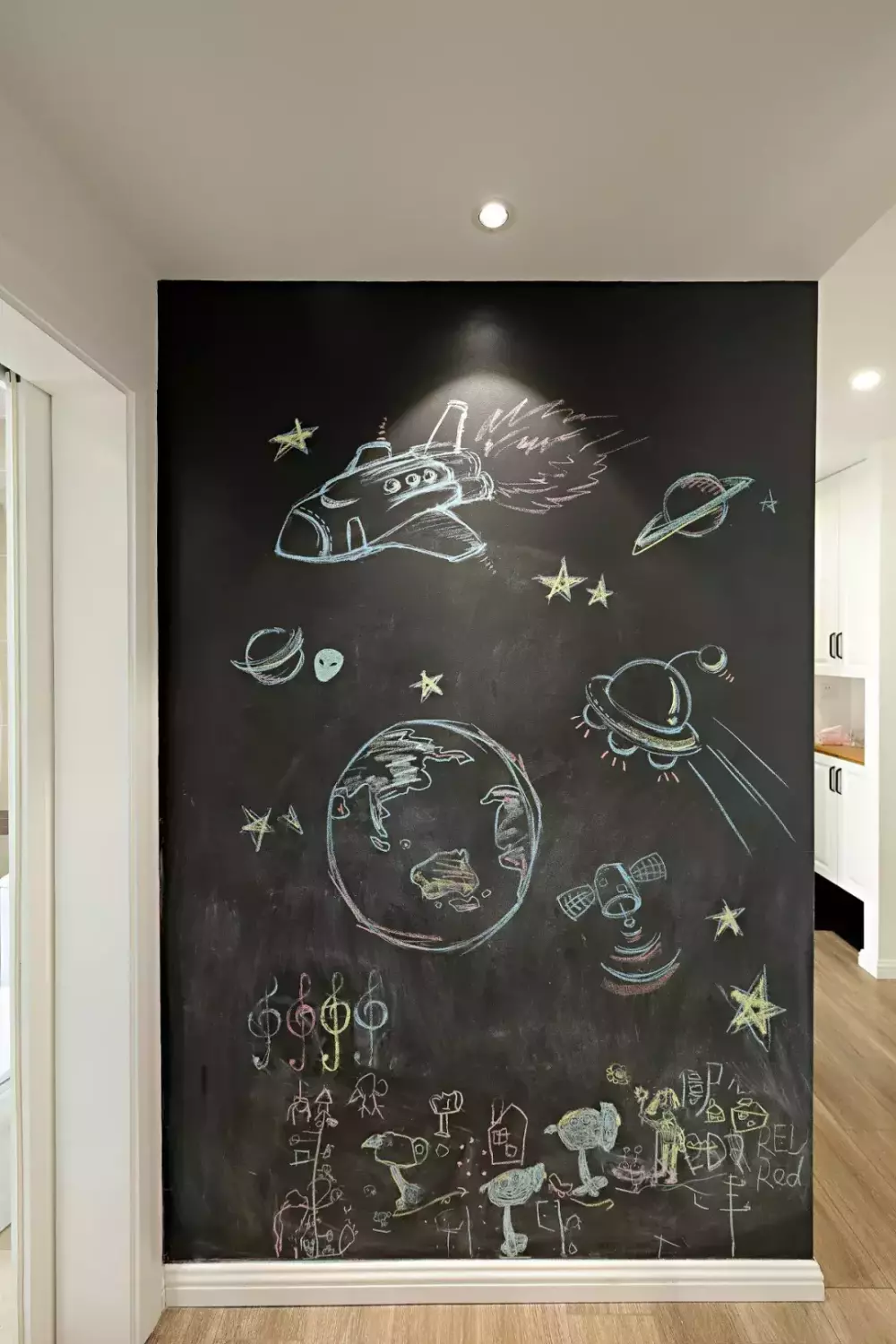 你家这些墙面都是怎么设计的? 收纳和装饰都不错