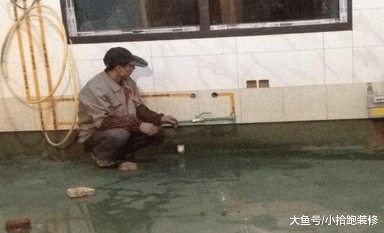 师傅铺瓷砖方法真特别, 从上往下铺, 而他却说这是专业做法