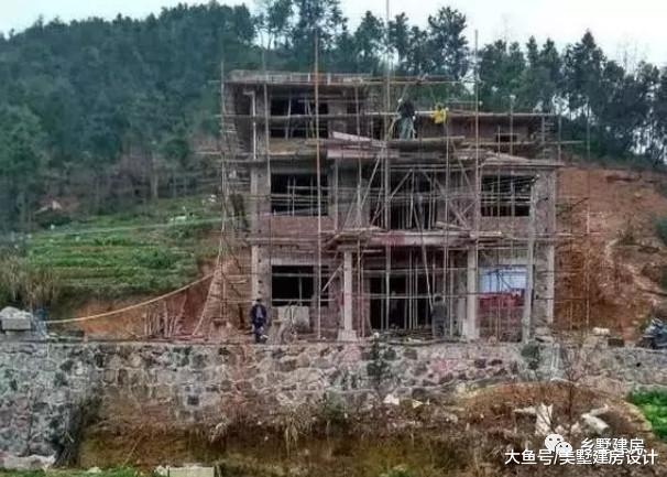 小伙花40万建的农村别墅, 主体刚完工, 邻居却说这是要玩命啊?