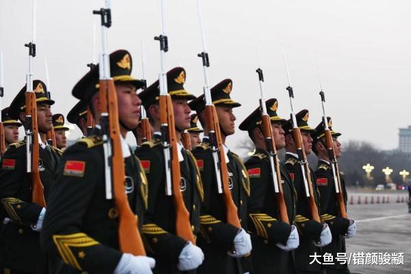 迎着新年第一缕阳光 见证2019年第一次升国旗仪式庄严时刻