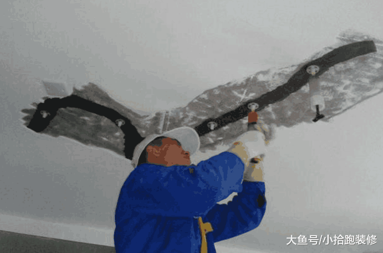 卫生间漏水, 没想到邻居为了不破坏地砖, 让师傅来我家处理