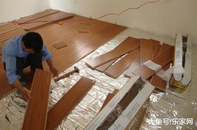 铺了地暖再铺瓷砖还是地板更暖和? 30年地暖工人这么说!