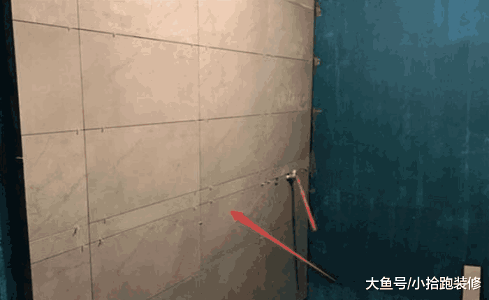师傅建议给墙砖加个腰线, 表示不收手工费, 可朋友却直摇头