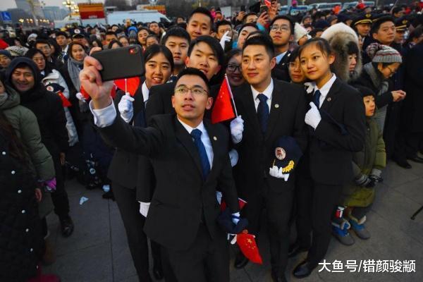迎着新年第一缕阳光 见证2019年第一次升国旗仪式庄严时刻