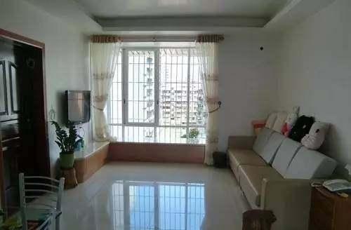 28歲女孩靠自己買房裝修, 雖然有點老氣, 住著卻很舒服