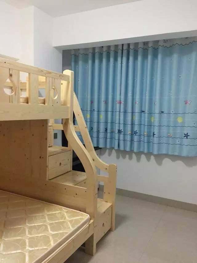 頭一次見到陽臺和客廳中間還可以這么做隔斷, 設計漂亮