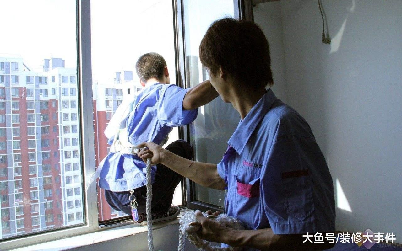 空调室外机不要这样安装了, 一旦工人敢这样做, 赶紧让他返工