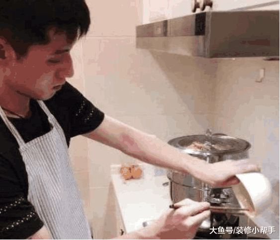 国民男神张继科的家, 房子还是在老式小区里面, 家具显得很陈旧