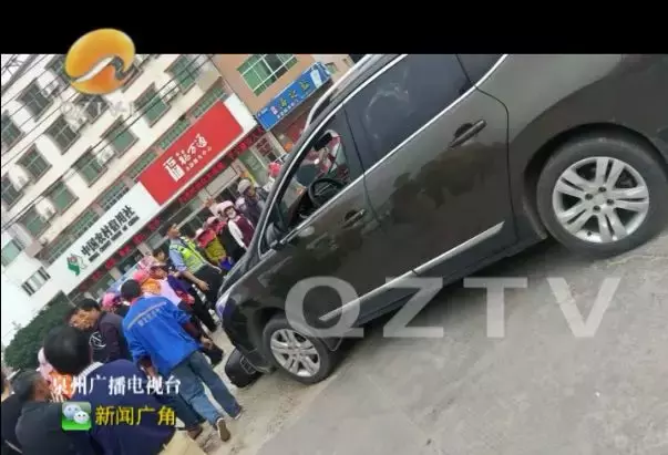 突发! 惠安: 妈妈送7岁孩子上学校途中发生车祸! 事故责任调查中
