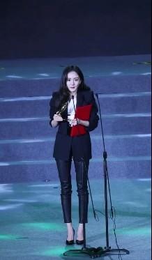 杨幂离婚6天首出声: 我会好好走下去, 粉丝上台送爱的抱抱