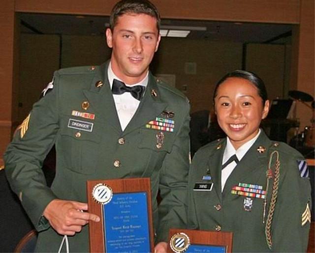 耻辱! 中国籍女兵获美国绿卡, 当场表示: 终于不是中国人了