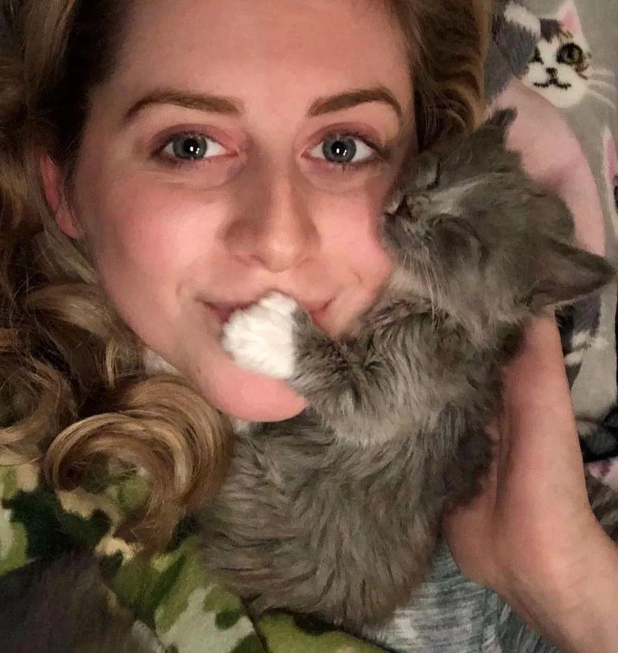 照顾小奶猫可谓十分辛苦, 但能看到这一幕再苦也值得!