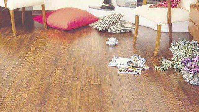 别再被售货员忽悠了, 木质地板里“猫腻”多!