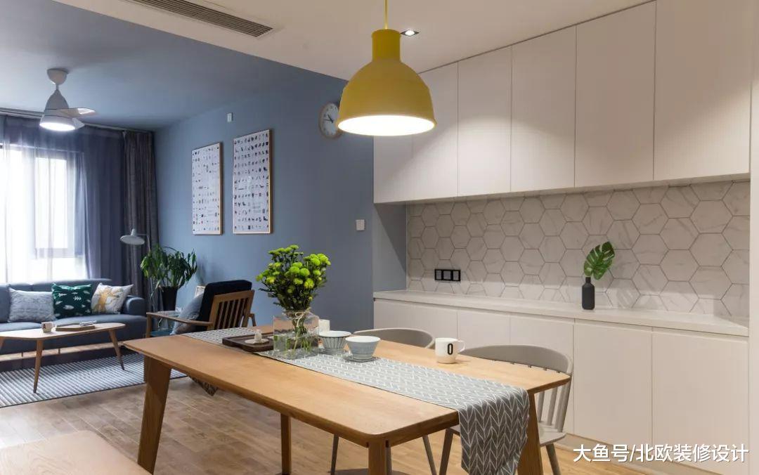 清新北欧风看腻了? 我家选择清冷蓝色+木地板, 照样美翻天!