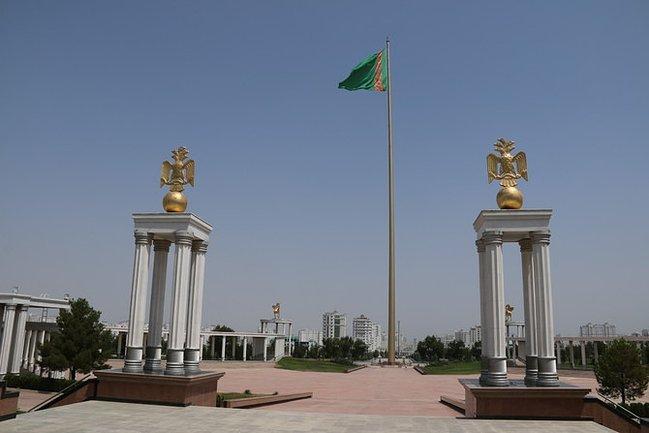 亚洲唯一中立国, 水电天然气免费用, 大量资源卖给中国