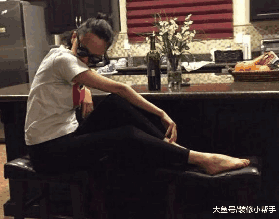 高鑫亮出了自己的房子, 家里装了吧台, 平时吃中餐都用刀叉