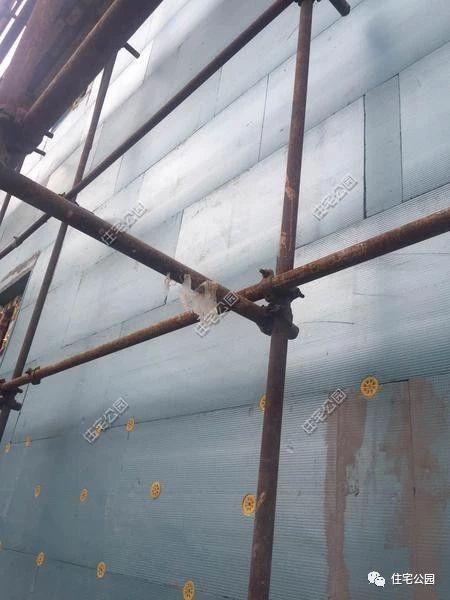 农村盖别墅, 北京小伙用挤塑板做外墙保温, 不用空调家里冬暖夏凉