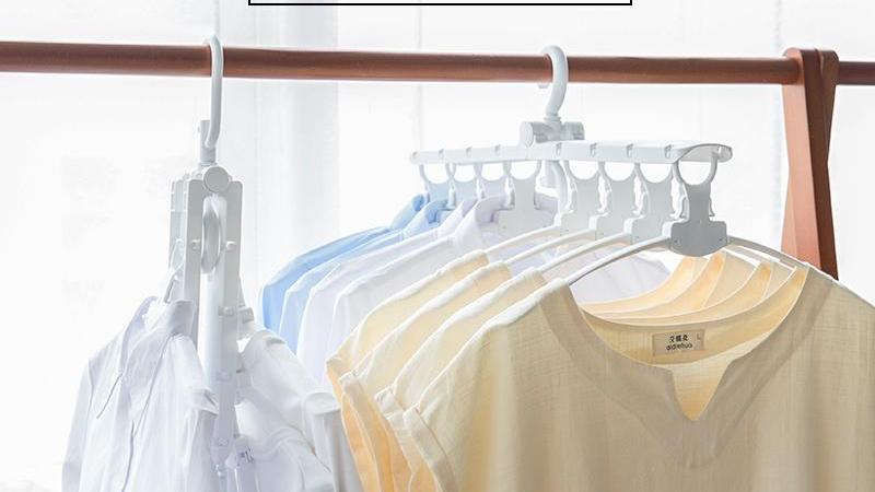 这衣架太牛了, 一个顶8个, 一秒收衣服, 折一下就好!