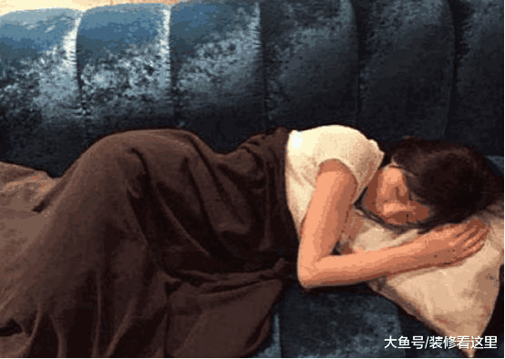 王子文房子是怎样的? 平时喜欢在沙发上面睡觉, 自拍的样子真可爱