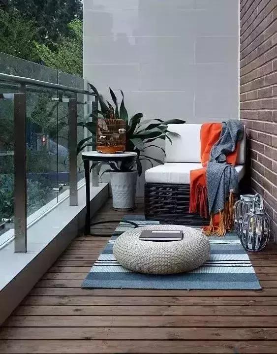 越来越多人阳台不铺瓷砖了, 现在流行这种, 好看又不过时!