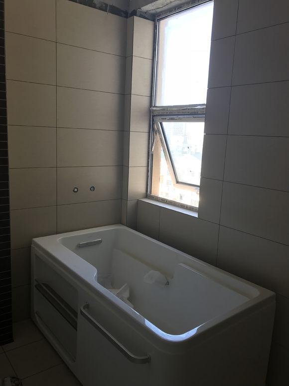 新房装修1个月, 瓷砖贴完了, 中央空调花了快4万, 地板很大气