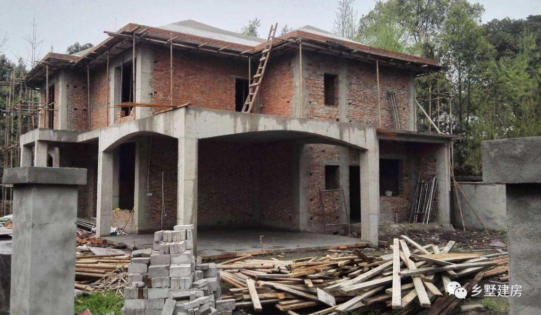 现在建房材料贵了可不止一点, 怎么自建房屋顶漏水反而厉害了?