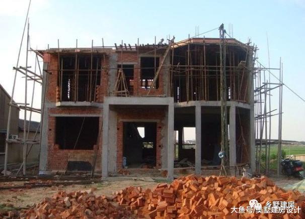 大叔农村建别墅, 地基钢筋用量却吓坏邻居? 50万的地基你见过?
