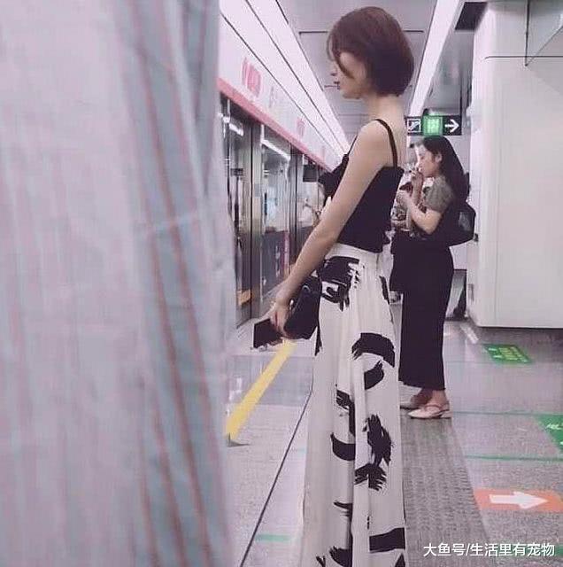 地铁里的一个回眸, 让众多网友神魂颠倒, 仙女下凡的小姐姐!