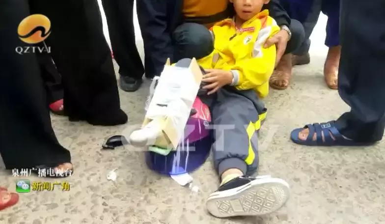 突发! 惠安: 妈妈送7岁孩子上学校途中发生车祸! 事故责任调查中