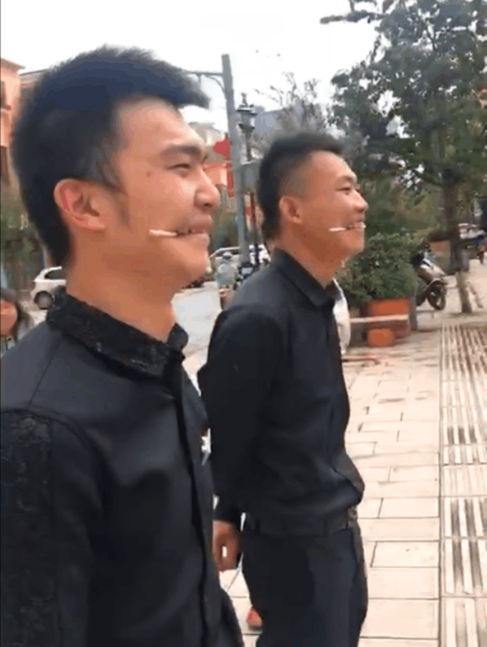马犬叼篮子, 偶遇服务员培训微笑礼仪, 狗一脸懵: 咋这么多同款…