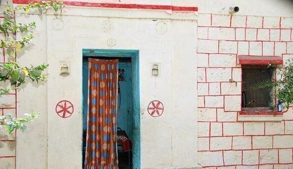 印度有个“最安全”的村子, 几百年来不装门, 当地女子苦不堪言