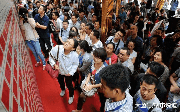 房价下跌, 退房的人居然是开发商雇的? 网友: 演的好还给提成!