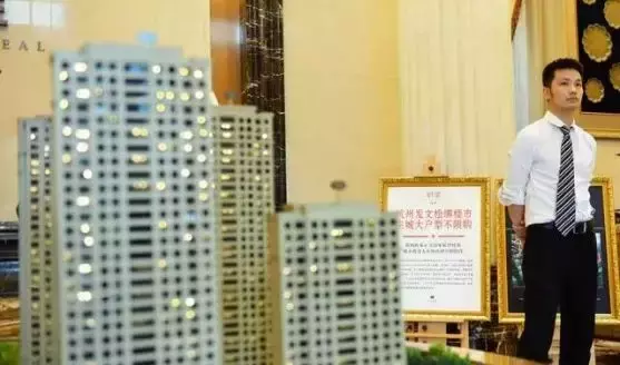 280元一天! 开发商雇人在售楼处演戏, 只为制造房价下跌假象