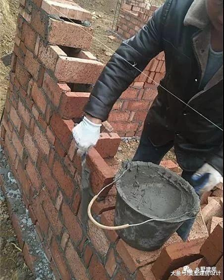 农村小伙30万别墅15万建成, 包工头省钱绝招却吓坏邻居?