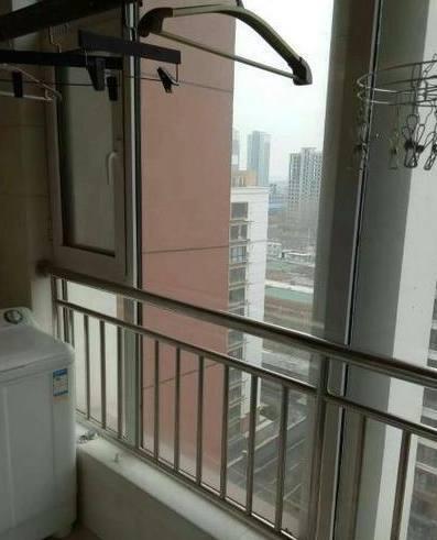 新房裝修結束, 買了一套家具, 看起來高檔, 但放這里真難看!