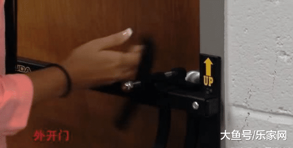 家庭防盗可在门后加个防盗装置, 轻轻一插就搞定, 连小偷都没辙